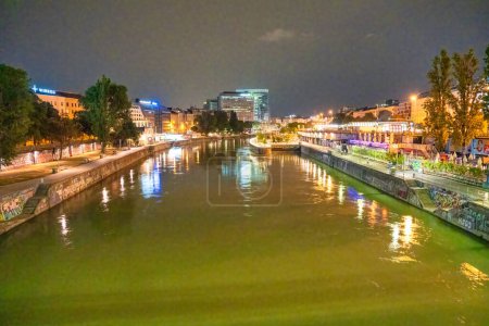 Téléchargez les photos : Vienne, Autriche - 21 août 2022 : Vienne vue de nuit des bâtiments le long du Danube. - en image libre de droit