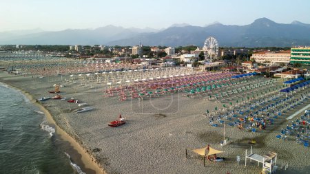 Téléchargez les photos : Vue aérienne panoramique du littoral du Lido di Camaiore et de Viareggio en saison estivale - Toscane, Italie - en image libre de droit