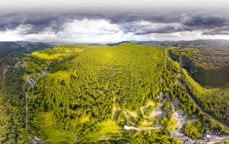 Téléchargez les photos : Vue aérienne panoramique des lacs de Plitvice et de la forêt en saison estivale, Croatie - en image libre de droit