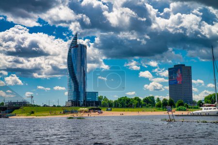 Téléchargez les photos : Riga, Lettonie - 7 juillet 2017 : Riga skyline vue de la rivière de la ville. - en image libre de droit
