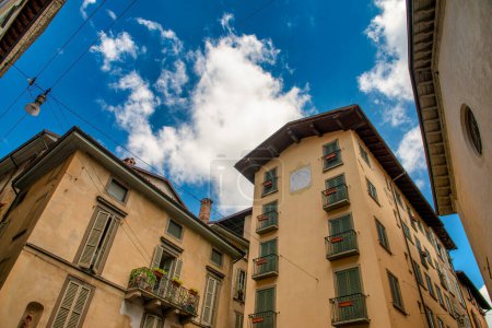 Foto de Calles medievales y edificios de Bérgamo Alta en un soleado día de verano, Italia. - Imagen libre de derechos