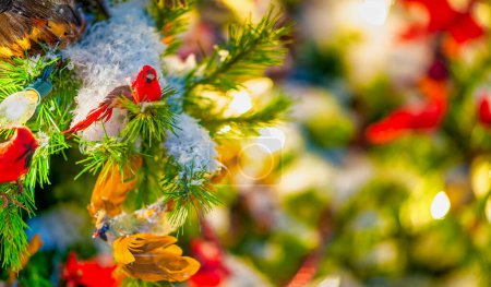 Foto de Ramas de abeto fresco y adornos en el árbol de Navidad. - Imagen libre de derechos