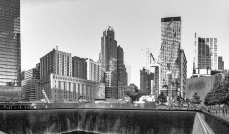 Foto de NUEVA YORK CITY - JUNIO 2013: World Trade Center en un hermoso día soleado. Sustituye a los siete edificios originales en el mismo sitio que fueron destruidos en los ataques del 11 de septiembre. - Imagen libre de derechos