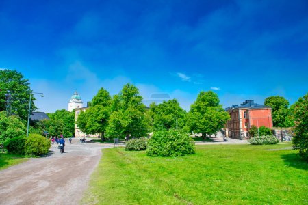 Téléchargez les photos : Helsinki, Finlande - 4 juillet 2017 : La forteresse de Suomenlinna est une forteresse maritime habitée composée de huit îles, dont six ont été fortifiées. - en image libre de droit