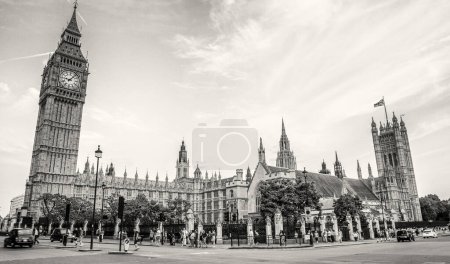 Foto de LONDRES, Reino Unido - 1 DE JULIO DE 2015: Turistas y lugareños caminan frente al Palacio de Westminster - Imagen libre de derechos