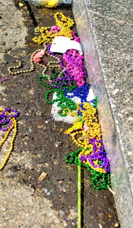 Téléchargez les photos : Perles colorées abandonnées le long des rues de la Nouvelle-Orléans le jour de Mardi Gras. - en image libre de droit