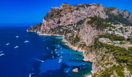 Téléchargez les photos : Vue aérienne imprenable sur le littoral de l'île Capri en saison estivale, en Italie. Point de vue du drone. - en image libre de droit