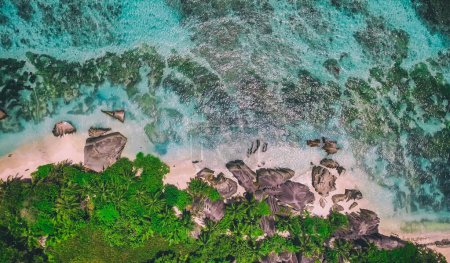 Foto de Vista aérea aérea de Anse Source Argent Beach en La Digue, Islas Seychelle - África. - Imagen libre de derechos