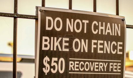 Téléchargez les photos : Do Not Chain Bike on the Fence street sign. - en image libre de droit