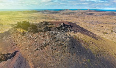 Foto de El cráter Saxholl es un famoso volcán en Islandia. Vista aérea en temporada de verano desde el dron - Imagen libre de derechos