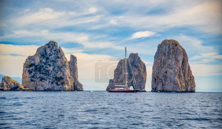 Foto de Beautiful view of Faraglioni rocks in summer season, Capri. - Imagen libre de derechos