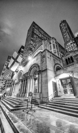 Foto de MANHATTAN, NY - 30 DE NOVIEMBRE DE 2018: Iglesia Episcopal St. Thomas en la 5ª Avenida de la Ciudad de Nueva York por la noche - Imagen libre de derechos