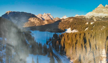 Téléchargez les photos : Vue aérienne du magnifique paysage alpin de Misurina, Dolomites italiennes. - en image libre de droit