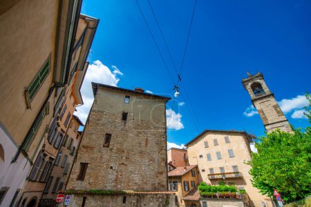 Téléchargez les photos : Rues médiévales et bâtiments de Bergame Alta par une journée ensoleillée d'été, Italie - en image libre de droit