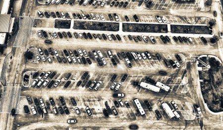 Foto de Vista aérea de arriba hacia abajo del aparcamiento de la ciudad con muchos coches de diferentes colores
. - Imagen libre de derechos