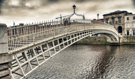 Téléchargez les photos : Dublin, Irlande. Secteur riverain et pont historique de Ha'penny. - en image libre de droit