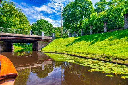 Téléchargez les photos : Riga, Lettonie - 7 juillet 2017 : Parc municipal par une journée ensoleillée. - en image libre de droit