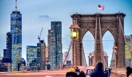 Téléchargez les photos : Le pont de Brooklyn au coucher du soleil et aux lumières du centre-ville de Manhattan, New York. - en image libre de droit