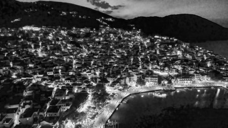 Foto de Vista aérea de la ciudad de Skopelos de noche, Grecia. - Imagen libre de derechos