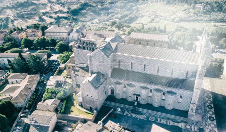 Téléchargez les photos : Vue aérienne panoramique de la ville médiévale d'Orvieto depuis un drone volant - Italie. - en image libre de droit