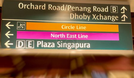Foto de Orchard Road y señales de dirección en la estación de metro de Singapur. - Imagen libre de derechos