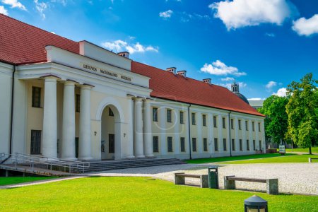 Foto de Vilna, Lituania - 10 de julio de 2017: Museo Nacional en un soleado día de verano. - Imagen libre de derechos
