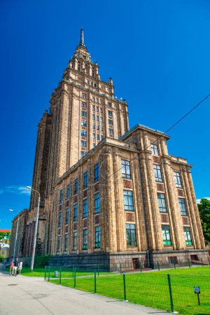 Téléchargez les photos : Riga, Lettonie - 8 juillet 2017 : Rues de Riga et bâtiments anciens par une journée ensoleillée. - en image libre de droit