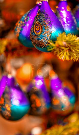Foto de Bolas de Navidad púrpura en el árbol. Ramas y ornamentos de abeto fresco. - Imagen libre de derechos