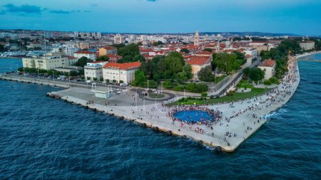 Téléchargez les photos : Zadar au coucher du soleil, Croatie. Vue aérienne de la promenade avec orgue de mer et salutation aux points de repère du soleil - en image libre de droit