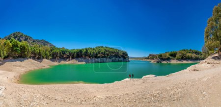 Téléchargez les photos : Femme et fille le long du lac de barrage de Guadalhorce près de Caminito del Rey - Andalousie, Espagne. - en image libre de droit