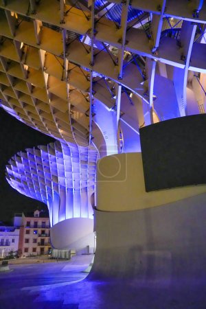 Foto de El Metropol Parasol de Sevilla. Estructura simétrica contemporánea por la noche - Imagen libre de derechos