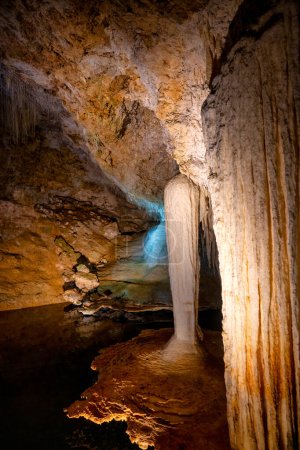 Foto de Cueva del lago interior con estalactitas y estalacmitas, suroeste de Australia. - Imagen libre de derechos