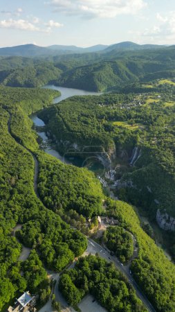Foto de Vista aérea panorámica de los lagos y bosques de Plitvice en temporada de verano, Croacia - Imagen libre de derechos
