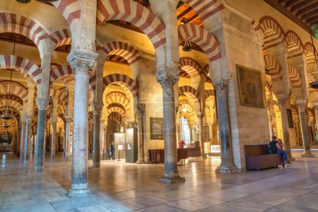 Foto de Córdoba, España - 11 de abril de 2023: La Mezquita de Córdoba es una catedral católica y antigua mezquita. - Imagen libre de derechos