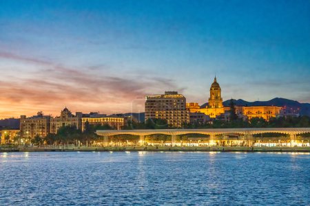 Téléchargez les photos : Coucher de soleil Malaga skyline forment le port de la ville, Espagne - en image libre de droit