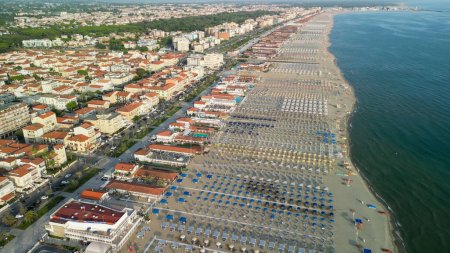 Vista aérea panorámica de la costa de Lido di Camaiore y Viareggio en temporada de verano - Toscana, Italia