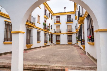 Téléchargez les photos : Ancienne maison et cour de Ronda, ville maure espagnole. - en image libre de droit