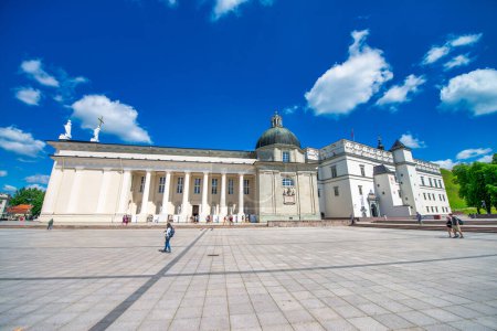 Téléchargez les photos : Vilnius, Lituanie - 10 juillet 2017 : Place de la Cathédrale par une journée ensoleillée d'été. - en image libre de droit