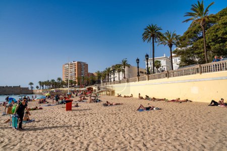 Téléchargez les photos : Cadix, Espagne - 8 avril 2023 : Touristes le long de la plage de la ville. - en image libre de droit