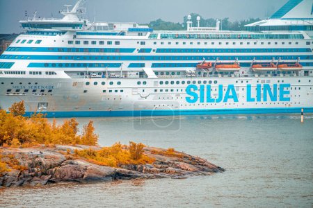 Téléchargez les photos : Helsinki, Finlande - 3 juillet 2017 : Un jour d'été nuageux, le bateau de croisière Helsinki quitte le port de la ville. - en image libre de droit