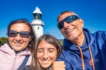 Téléchargez les photos : Bonne famille au phare de Cape Naturaliste, Australie occidentale. - en image libre de droit