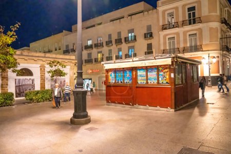 Téléchargez les photos : Cadix, Espagne - 8 avril 2023 : Touristes le long du marché de la ville la nuit. - en image libre de droit