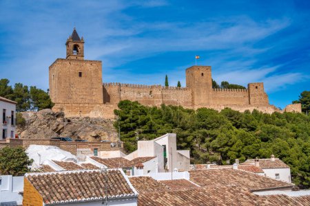 Foto de Ciudad de Antequera en Andalucía. Casas antiguas y Alcazaba en un hermoso día soleado. - Imagen libre de derechos