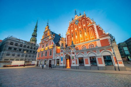Téléchargez les photos : Riga, Lettonie - 7 juillet 2017 : Vieilles rues et bâtiments de Riga la nuit. - en image libre de droit