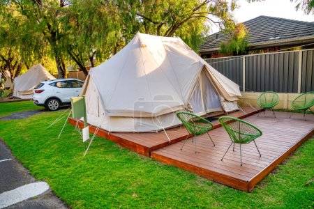 Téléchargez les photos : Une belle tente de glamping dans un village de camping. - en image libre de droit