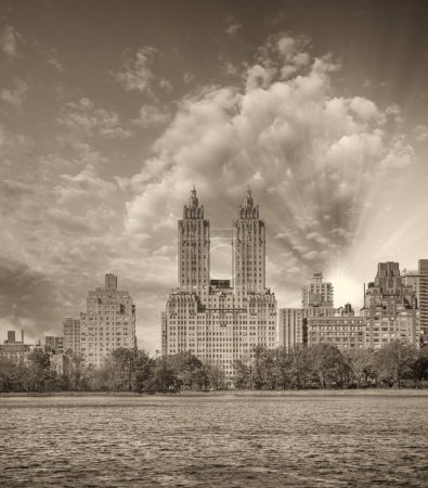 Foto de Nueva York al atardecer. Vista panorámica de los edificios de Manhattan desde Central Park Lake. - Imagen libre de derechos