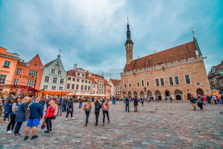 Téléchargez les photos : Tallinn, Estonie - 2 juillet 2017 : Rues et bâtiments de Tallinn par une journée d'été nuageuse. - en image libre de droit