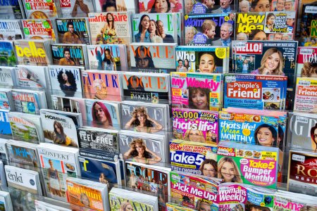 Foto de Margaret River, Australia - 9 de septiembre de 2023: Periódicos y revistas en una tienda. - Imagen libre de derechos