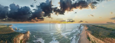 Téléchargez les photos : Vue aérienne panoramique du parc national des Douze Apôtres au coucher du soleil du haut du ciel. - en image libre de droit