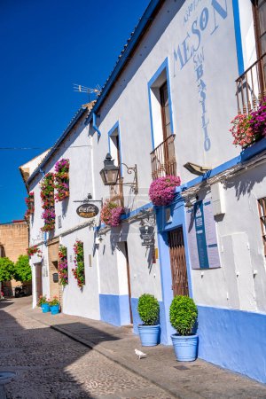 Foto de Córdoba, España - 11 de abril de 2023: Calles estrechas de Córdoba con casas azules y blancas. - Imagen libre de derechos